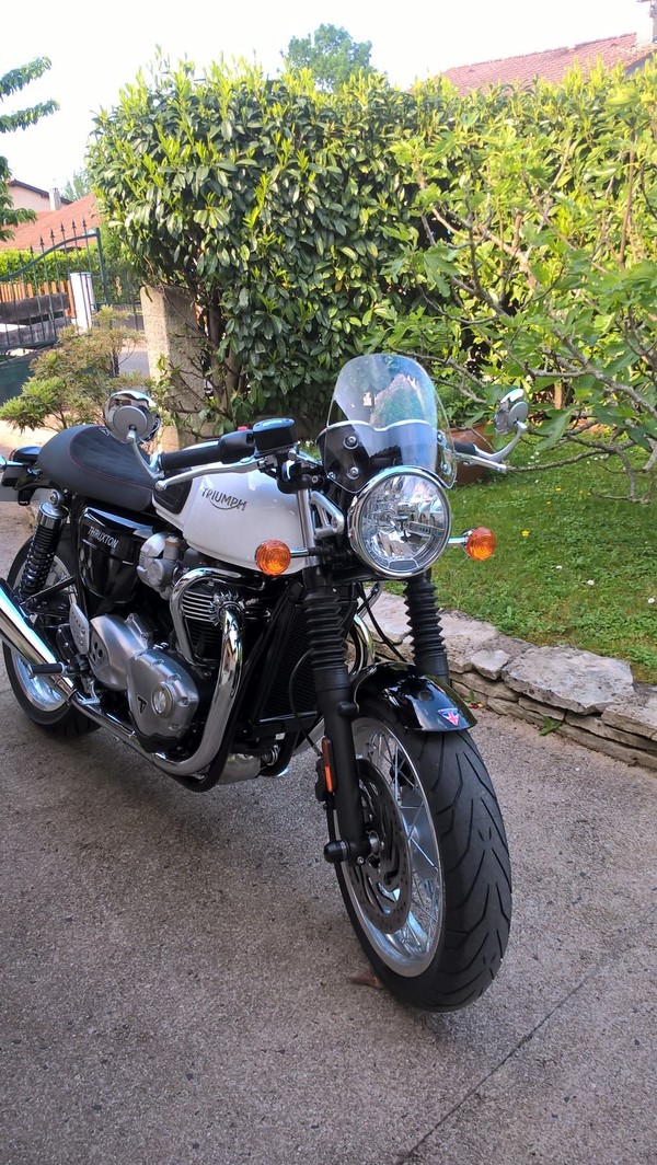 Thruxton_avant01.jpg